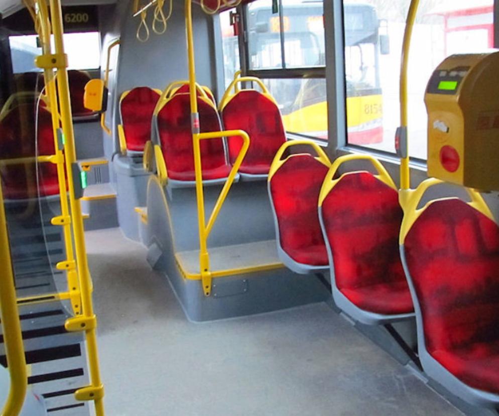 Groźny wypadek w warszawskim autobusie. Pasażer rozbił głową szybę