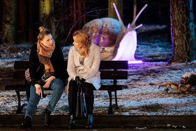 Na Wspólnej odc. 3457. Daria (Patrycja Topajew), Paulina (Marta Walesiak)