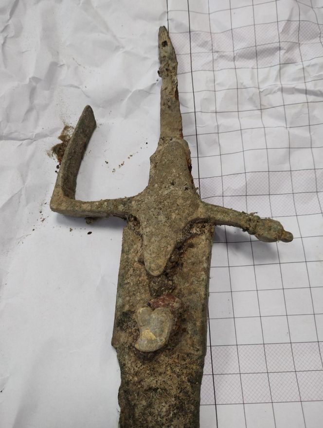 Zabytkowa szabla wyłowiona z Wisły. Rzeka odkrywa skarby z przeszłości