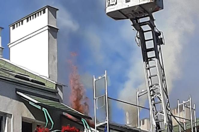 Poważny pożar mieszkania na warszawskim Ursynowie! Z budynku ewakuowano kilka osób