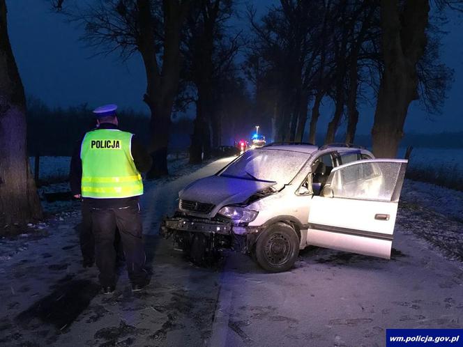 Wypadek na DW 507. Uderzył w drzewo, a potem w nadjeżdżające auto. 25-latek w szpitalu [ZDJĘCIA]