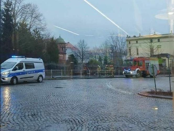 Kto ściął latarnię na ruchliwym skrzyżowaniu w Lesznie. Policja szuka kierowcy [ZDJĘCIA] 