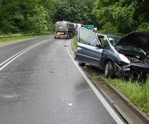 Groźny wypadek na trasie Pisz - Ruciane Nida. Osobówka uderzyła w ciężarówkę [ZDJĘCIA]