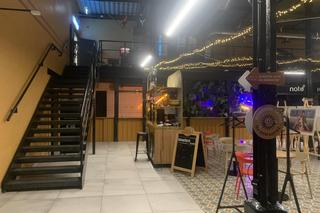 W bydgoskiej Hali Targowej pustki, ale nie wszędzie. Na piętrze zabawa trwa w najlepsze