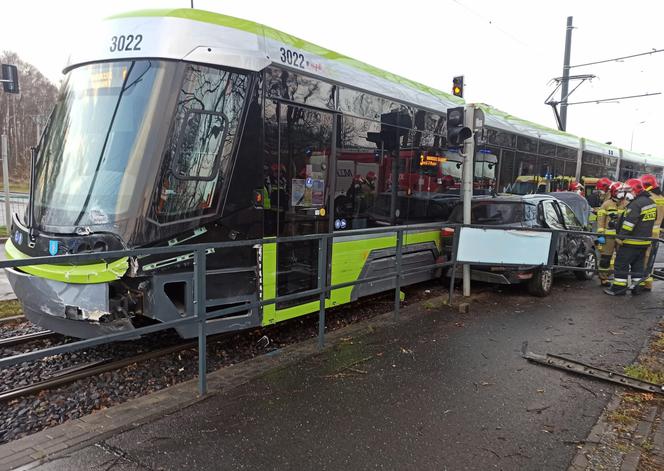 Olsztyn. 72-letni kierowca osobówki wymusił pierwszeństwo przejazdu tramwajowi. Doszło do zderzenia