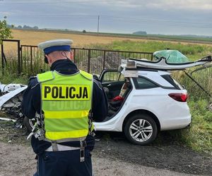 Pyskowice. Nie żyje młody kierowca. Z opla niewiele zostało, wskazówka na liczniku zatrzymała się na 160 km/h