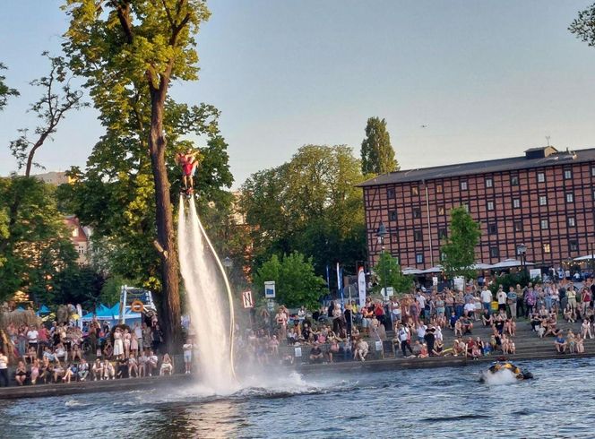 Tłumy bydgoszczan i turystów na Sterze na Bydgoszcz 2025. Emocji dostarczyły Wyścig butelkowy i popisy flyboardzistów [ZDJĘCIA]