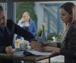 M jak miłość, odcinek 1877: Anita (Melania Grzesiewicz), Kamil (Marcin Bosak), dziennikarka