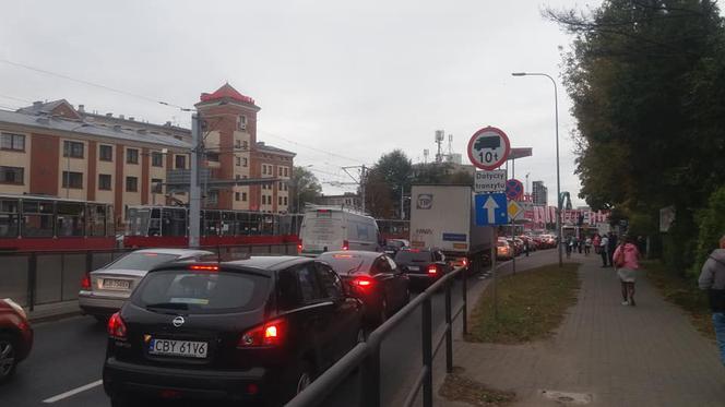 UWAGA! Wykolejenie tramwaju na rondzie Fordońskim w Bydgoszczy! [ZDJĘCIA]