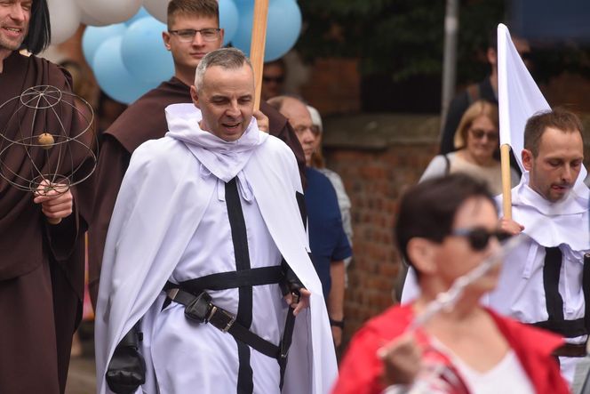 Kolorowa parada na otwarcie Dni Torunia. Przeszła przez serce toruńskiej starówki