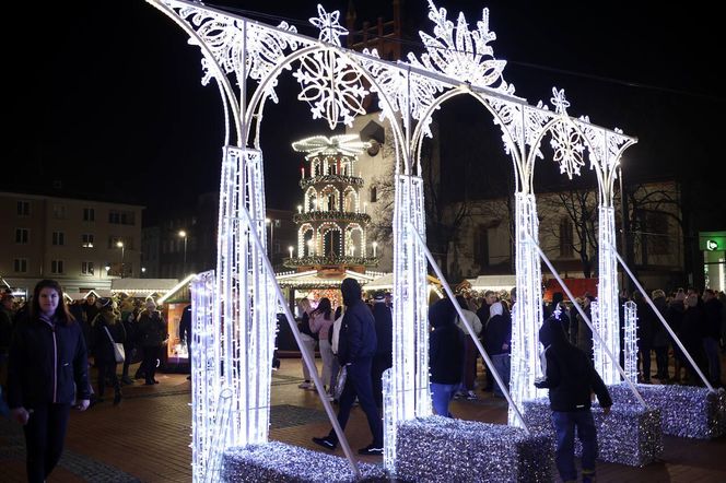 Bytomski rynek świeci się jak choinka. Gwiazda DeLoreana rozświetliła Bytomski Jarmark Świąteczny