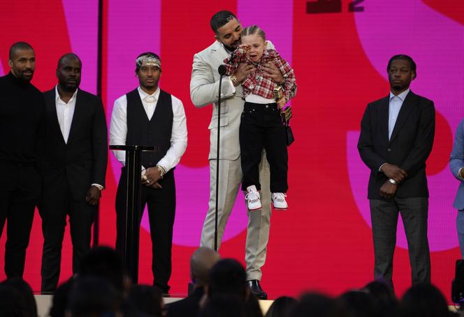 Drake z synkiem na gali Billboard Music Awards 2021