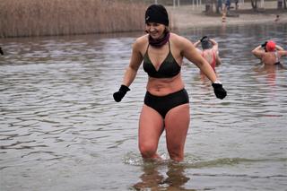 Bydgoskie Morsy wskoczyły do jeziora w Pieckach! [ZDJĘCIA]