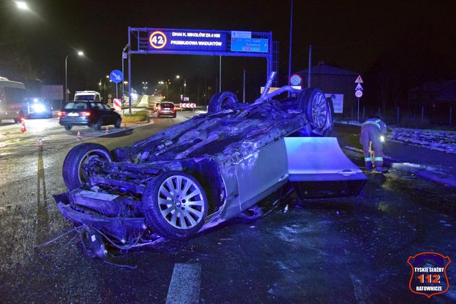 Tychy: Kompletnie pijany kierowca BMW skosił znaki drogowe i latarnię, a potem dachował