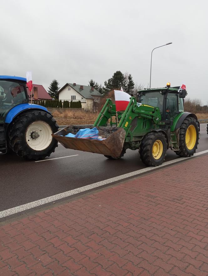 Trwa protest rolników w woj. lubelskim. Blokady są w wielu miejscach w regionie [DUŻO ZDJĘĆ]