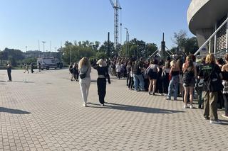 Tłumy pod Atlas Areną przed koncertem Louisa Tomlinsona. Fani pojawili się z samego rana!