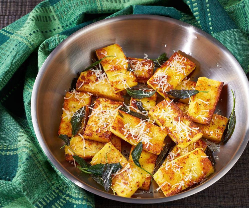smażona polenta z parmezanem i bazylią