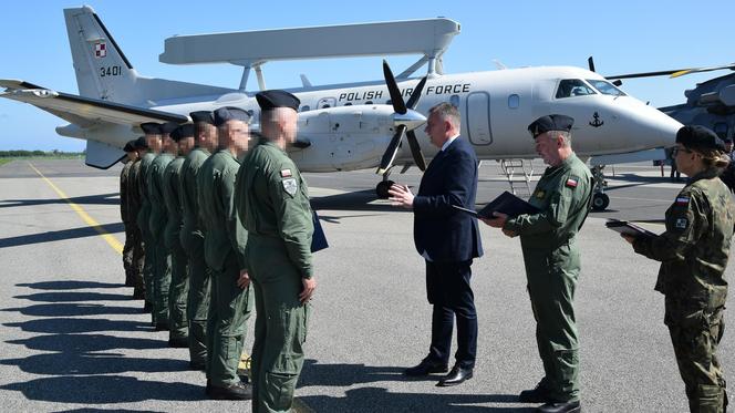 Paweł Bejda na tle Saab 304