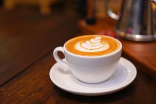 Flat white nie jest zwykłą kawą z mlekiem. Jej korzyści dla zdrowia mogą cię zaskoczyć