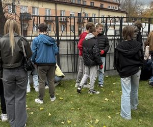 Uczniowie sadzili żonkile przy skwerze pamięci