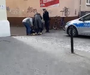 Starsza pani przewróciła się na rowerze. Wypadek w Lesznie [ZDJĘCIA]