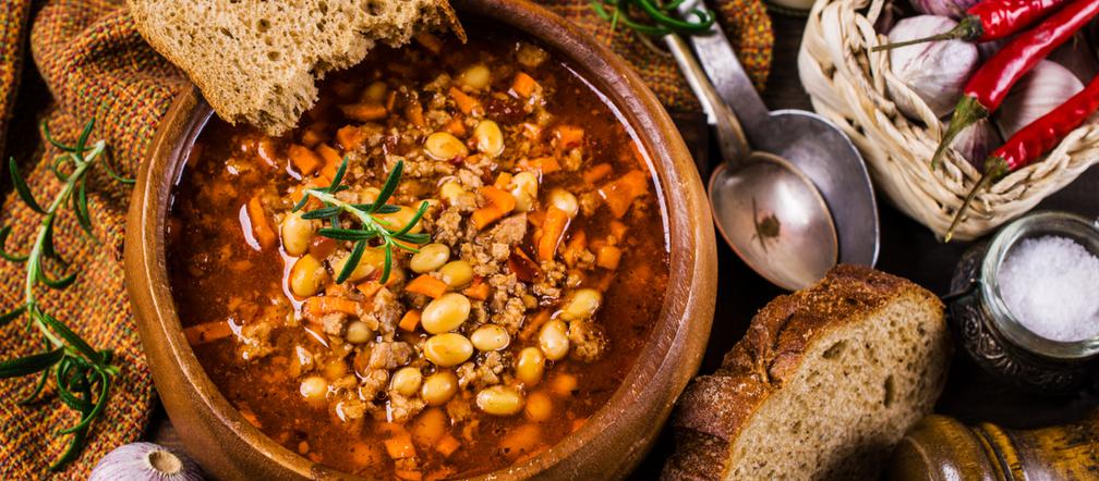 Zupa fasolowa: 10 przepisów na zupę z fasoli białej, czerwonej i czarnej