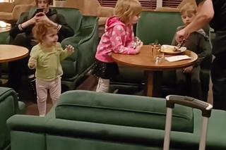 Rodzina pięcioraczków w podróży do Tajlandii