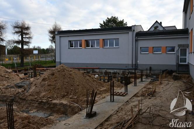 Umowa podpisana, plac budowy przekazany. Zaczyna się przebudowa byłej szkoły w Sławie