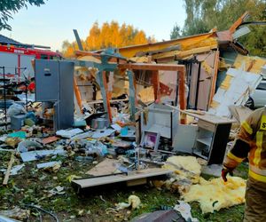 Wola Mikorska. Wybuch gazu pod Bełchatowem. Budynek 50-latki wyleciał w powietrze. Kobieta poparzona [ZDJĘCIA].