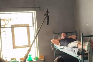 Barwy szczęścia nowy sezon na planie. Mariusz (Rafał Cieszyński), więzień bandyta (Mateusz Łasowski)