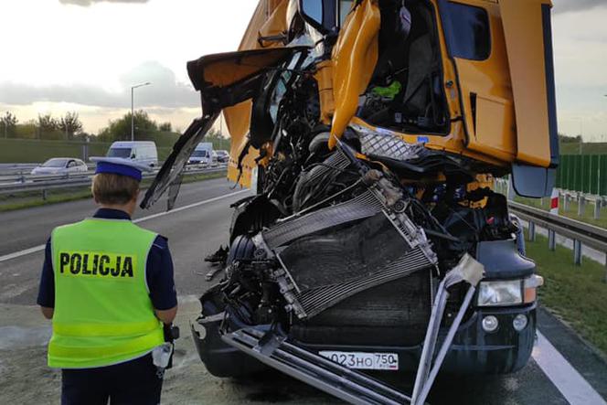 Wypadek na A2 w Poznaniu! Zderzenie dwóch ciężarówek. Gigantyczne utrudnienia