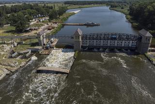 Barka z ciężarówkami zaklinowała się na Odrze 