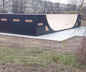 Skate Park Starachowice. Większość urządzeń już zamontowano