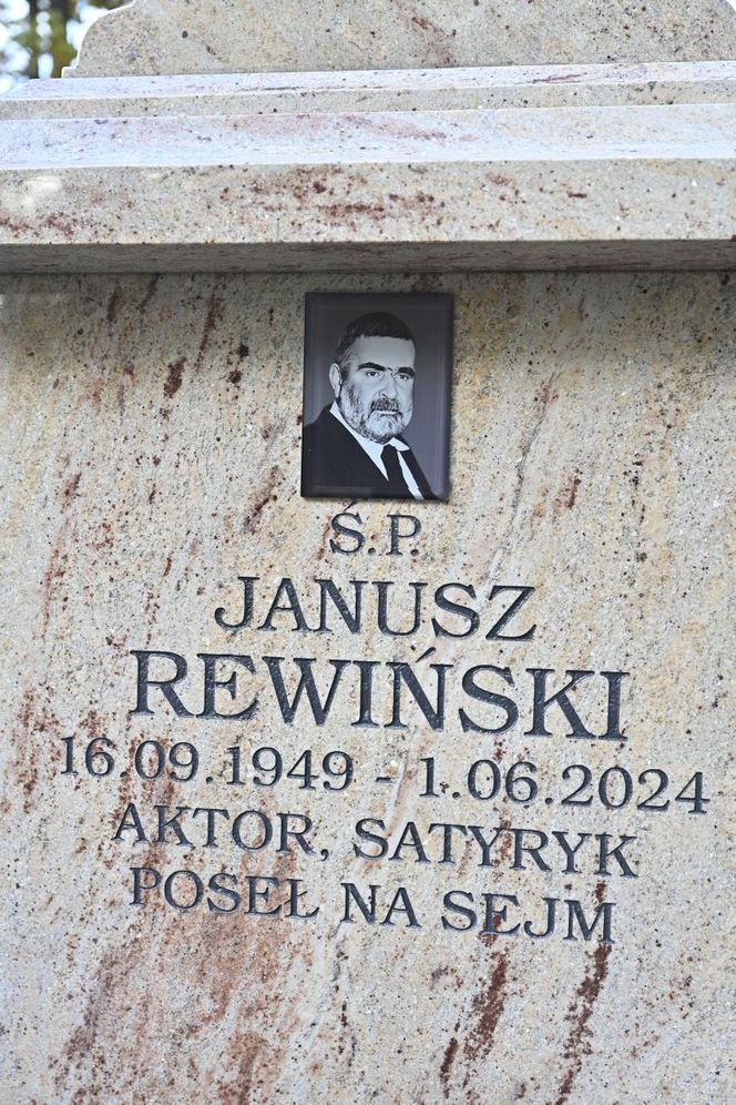 Janusz Rewiński, grób 2024r.