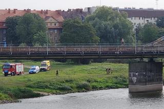 Mężczyzna chciał skoczyć z mostu