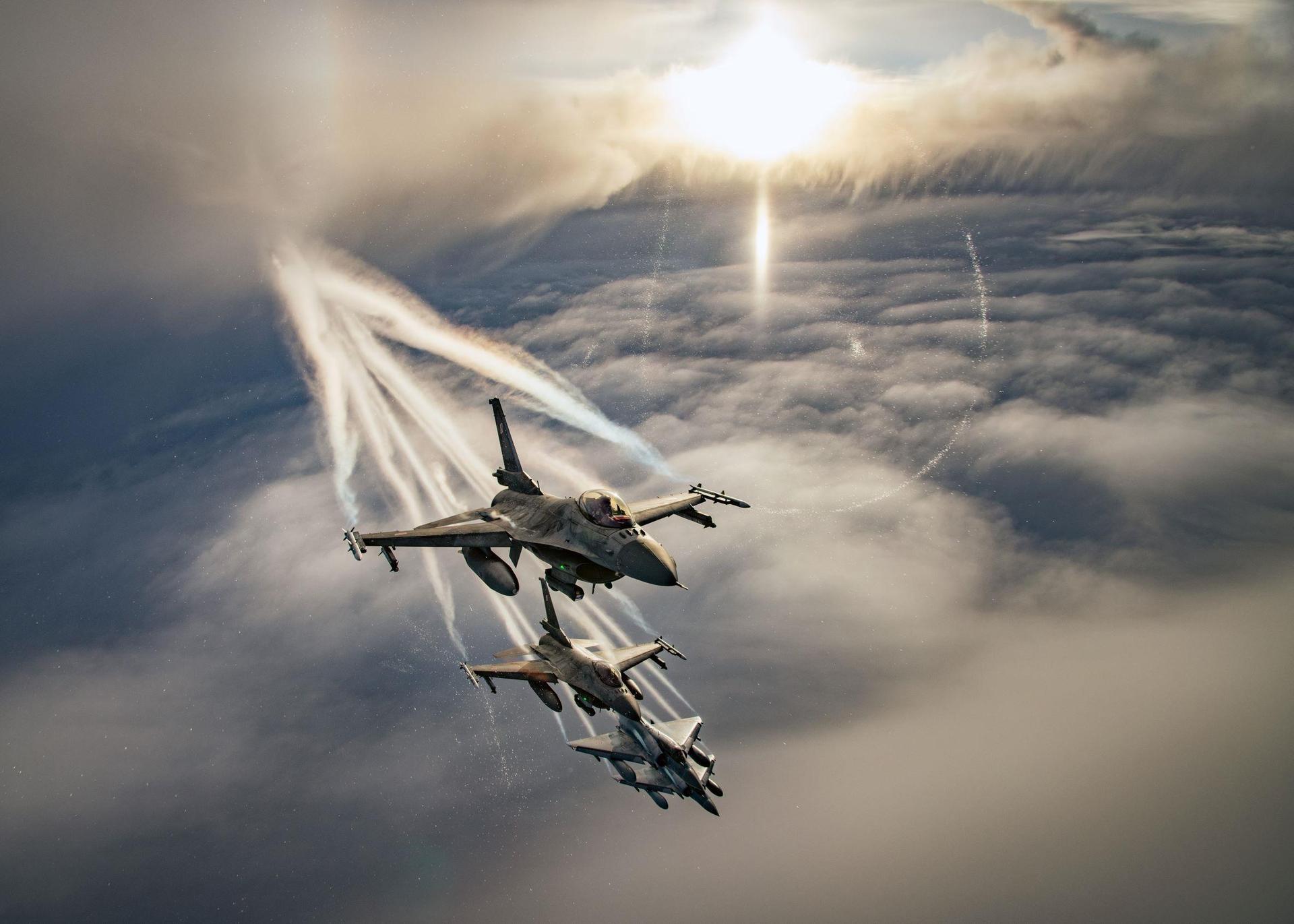 F-16 i MIrage 2000 nad Estonią