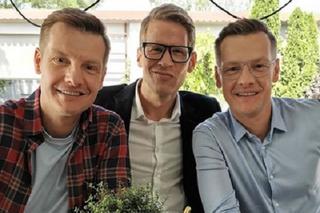 	M jak miłość po wakacjach 2023. Piotrek (Marcin Mroczek), Paweł (Rafał Mroczek), nowy bohater - trzeci brat (Łukasz Garlicki)