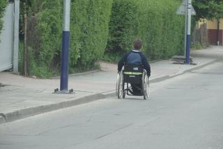 Kraków: Wózkiem inwalidzkim po ulicy. Na chodniku... nie ma miejsca [AUDIO]