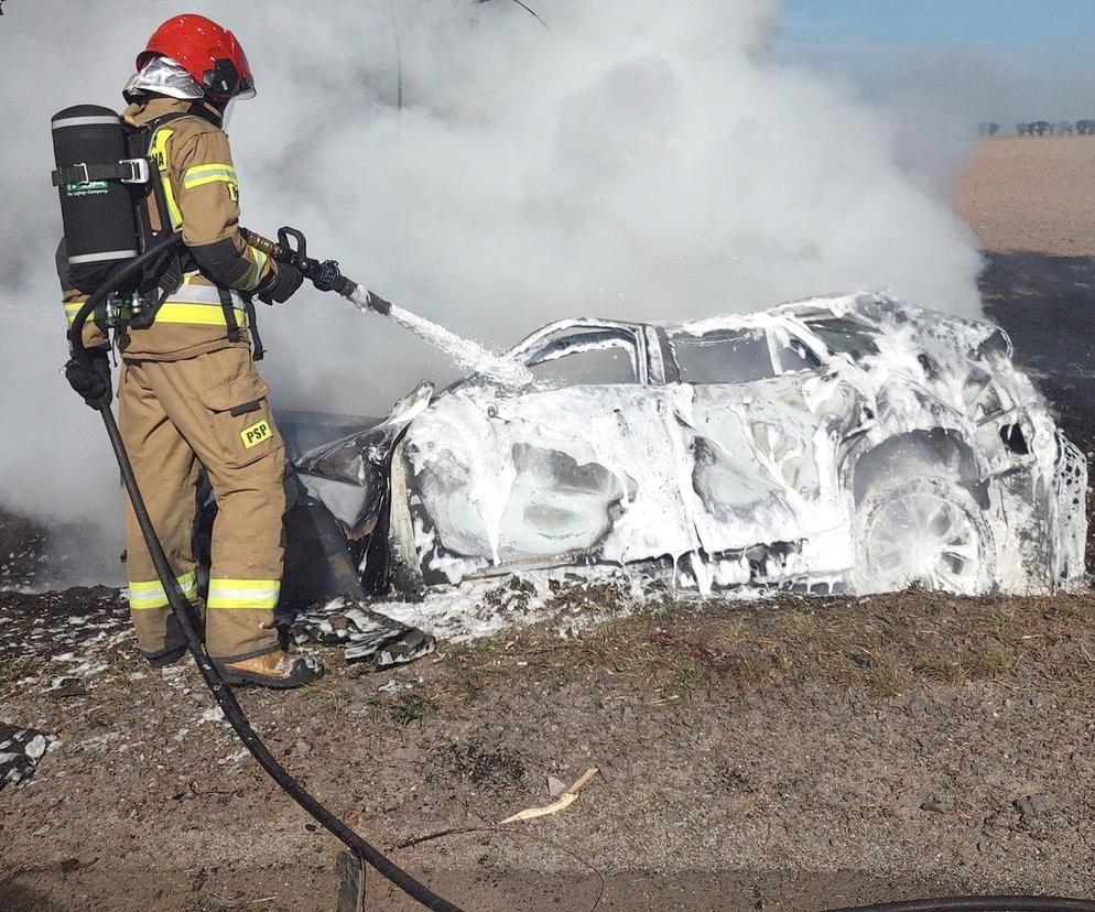 Koszmarny wypadek pod Złotoryją. 43-latek wyleciał przez przednią szybę, samochód stanął w płomieniach