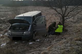 Przemytnik uciekał autem przez pole. W samochodzie były nielegalne papierosy