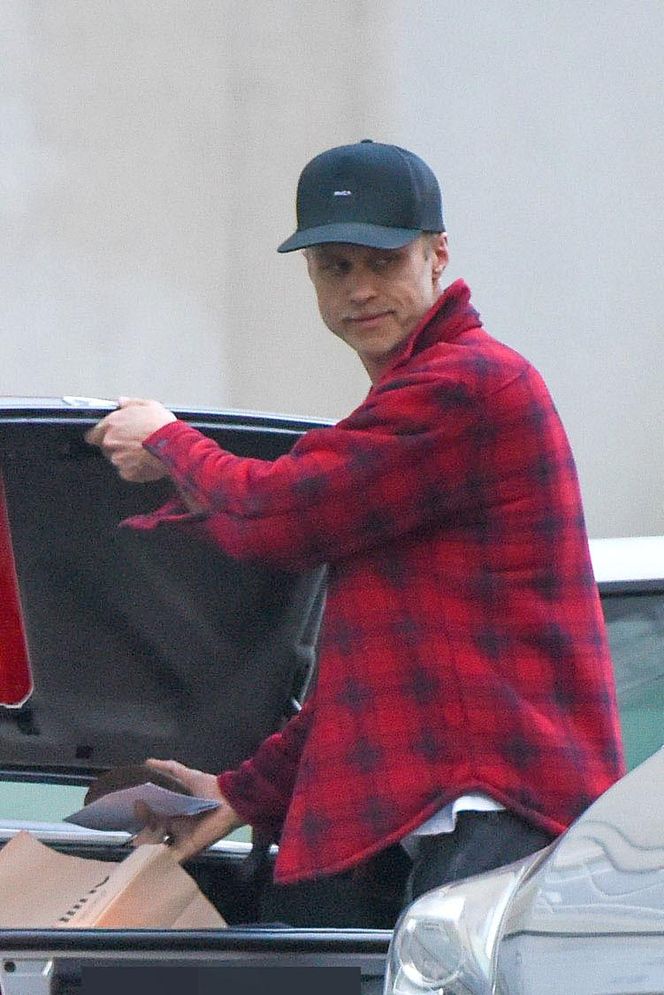 Maciej Zakościelny głaszcze kołdrę po rozwodzie