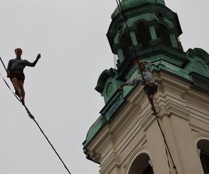   Urban Highline Festival 2023 w Lublinie. Slacklinerzy robią cuda na linach!