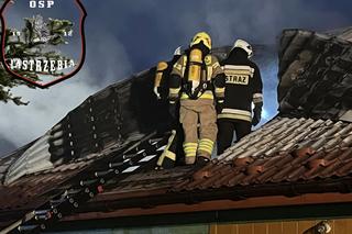 Potężny pożar w Kąśnej Dolnej. Ponad 50 strażaków gasiło płonący drewniany dom