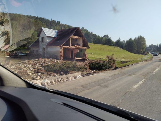 ​Troje znajomych leszczynian od rana rozwozi dary powodzianom