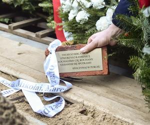 Wzruszające napisy na szarfach na pogrzebie Emiliana Kamińskiego