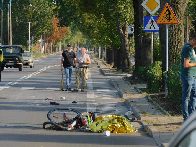 Śmiertelnie potrącił mężczyznę na pasach. Droga jest zablokowana. Policjanci pracują na miejscu