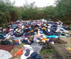 Sterta ubrań wyrzucona w zaroślach w Lublinie