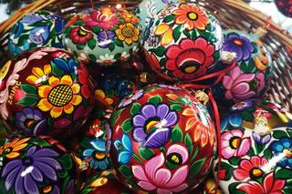 Choinkowe bombki kwitną! Zobacz kwiatowe ozdoby z Zalipia koło Tarnowa 