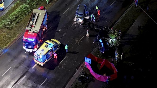  Tragedia na Modlińskiej. Dwie osobówki roztrzaskane. Są ofiary śmiertelne