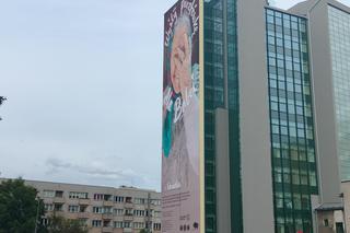 Legenda powróciła do Białegostoku. Słynny mural Wyślij pocztówkę dla babci oficjalnie odsłonięty
